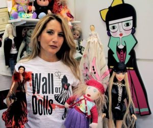 jo-squillo-con-le-bambole-di-wall-of-dolls