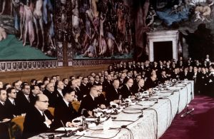Risultati immagini per (Firma ufficiale dei Trattati di Roma, nella sala degli Orazi e Curiazi del Palazzo dei Conservatori sul Campidoglio di Roma)