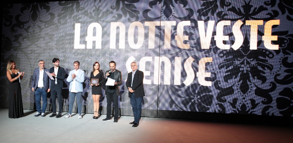 Alt text "La Notte Veste Senise"