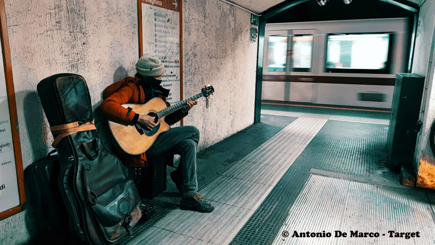 alt tag musicista di strada