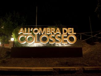 Alt text All'Ombra del Colosseo