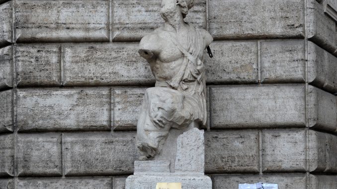DSC_9901 orizz Statua Pasquino Pasqsuinata Costa Pucci 19 agosto 2021 alt tag costa pucci