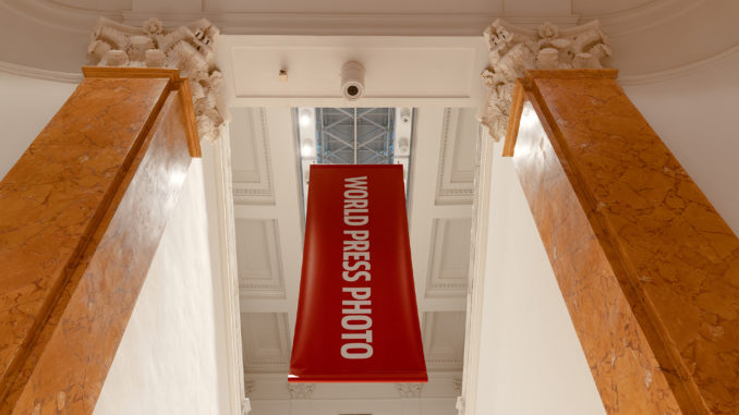 World Press Photo Exhibition 2025 L'allestimento foto Red Rebel (2)